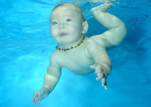 Bé học bơi.