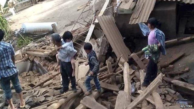 Theo thông tin mới nhất, vụ động đất mạnh 6.5 độ richter ở tỉnh Vân Nam, Trung Quốc lúc 16h30' giờ địa phương khiến ít nhất 379 người chết và gần 2.000 người bị thương.