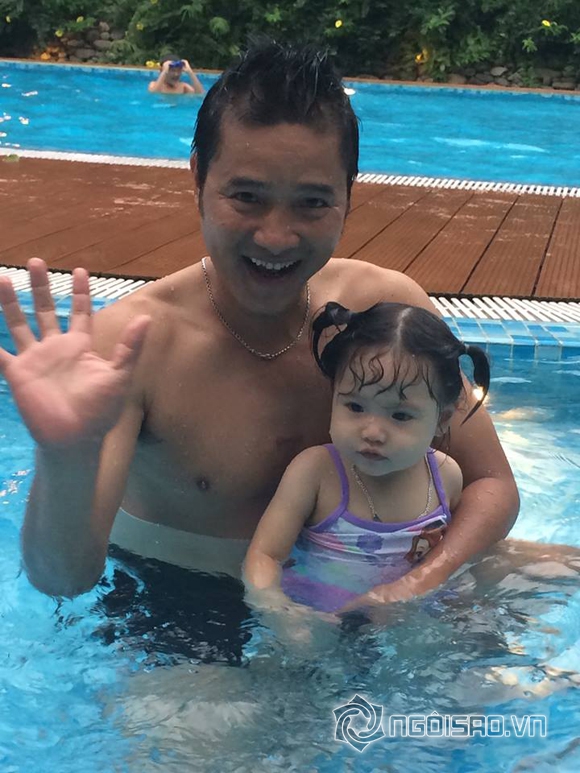 Những khoảnh khắc cực vui nhộn của danh thủ Hồng Sơn cùng cô con gái út xinh xắn.