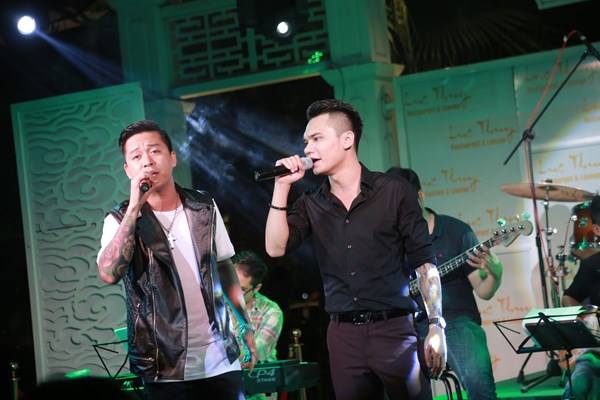 Tuấn Hưng và Khắc Việt đang tích cực tập hát chuẩn bị cho đêm live show sắp tới.
