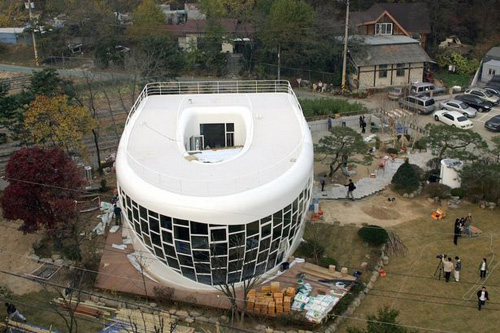 Thị trưởng Sim Jae-Duck của thành phố Suwon, Hàn Quốc, xây dựng ngôi nhà hai tầng hình toilet này để kỷ niệm cuộc họp đầu tiên của tổ chức Toilet thế giới năm 2007.
