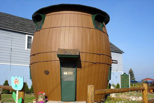 Ngôi nhà thùng gỗ này được xây dựng bởi công ty Pioneer Cooperage năm 1926 tại Grand Marais, bang Michigan, Mỹ.
