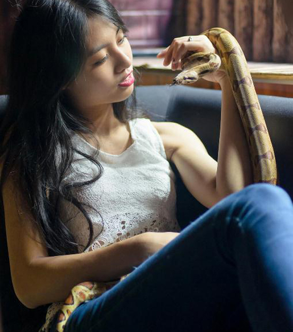 Thậm chí trong những bức ảnh, chia sẻ trên trang cá nhân, Trang còn thể hiện tình yêu với những chú rắn, thằn lằn bằng cách gọi và coi chúng như những đứa con của mình.