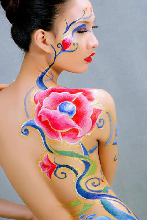Lâm Uyên khoe sắc hoa rực rỡ trên thân hình chuẩn của một người mẫu.