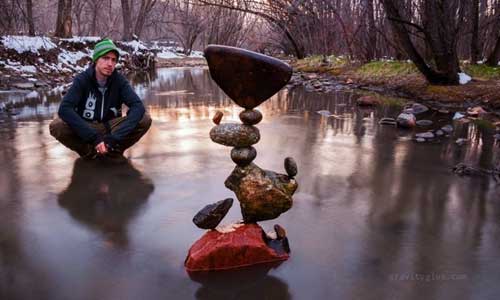 Michael Grab (30 tuổi, ở Canada) được nhiều người biết đến bởi khả năng xếp đá đặc biệt của mình.