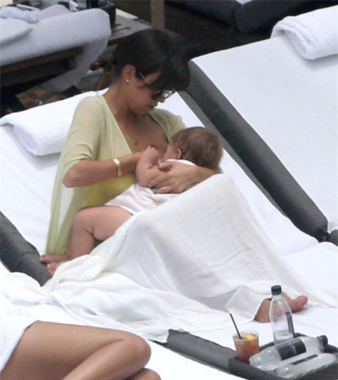 Cô em nhà Kardashian Kourtney cho con bú trên bãi biển.
