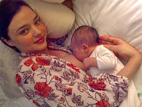 Miranda Kerr cũng khoe khoảnh khắc cho bé Flynn bú.