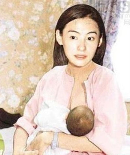 Trương Bá Chi cho bé Lucas bú, hình ảnh được chụp vào năm 2007.