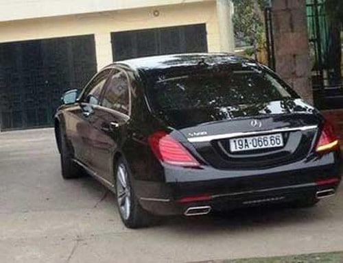 Mercedes S500 đeo biển tứ quý 6 trên đường phố Việt Trì, Phú Thọ. S500 là một trong những mẫu xe đắt đỏ nhất của Mercedes tại thị trường Việt Nam tính đến thời điểm hiện tại. Một chiếc S500 nhập khẩu có giá lên tới 5,9 tỷ đồng.