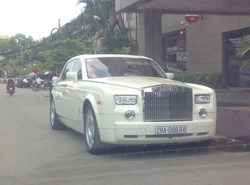 Rolls-Royce Phantom biển trắng 5 số được xếp vào loại đẹp nhất hiện nay của đại gia Hà Thành.