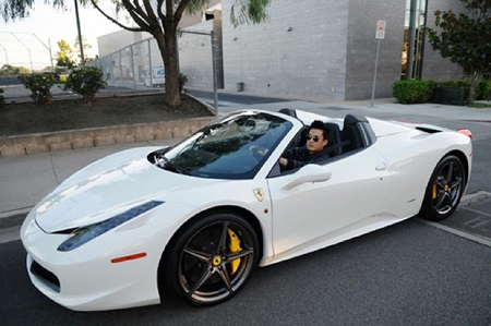 Anh còn tậu thêm siêu xe Ferrari 458 Italia Spider có giá hơn 250.000 USD (hơn 5,5 tỷ đồng).