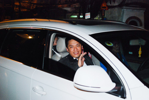Người lái xe cũng chính là quản lý của anh Hai. Trước khi tạm biệt fan, anh Hai cười rất tươi và thân thiện.
