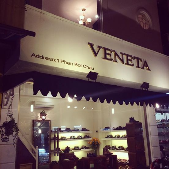 MC Phan Anh chuẩn bị khai trương cửa hàng giày Veneta, tại Số 1 Phan Bội Châu, Hà Nội trong sáng ngày hôm nay (9/8).
