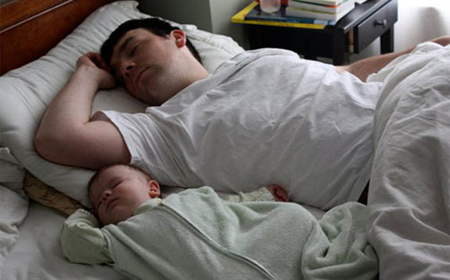 Hai cha con giống nhau từ cách ngủ.
