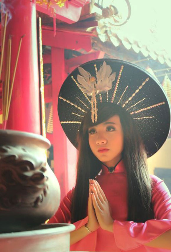 Thiên Bảo trong bộ hình thướt tha với chiếc áo dài Việt.