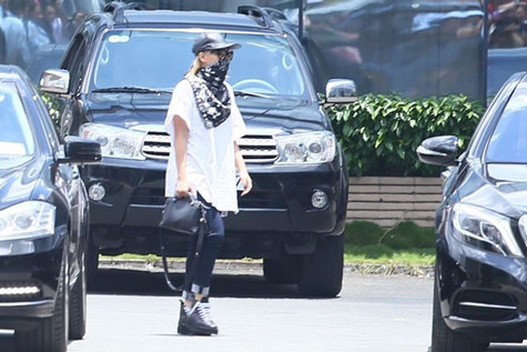 Trưởng nhóm CL ăn mặc kín mít như Ninja.