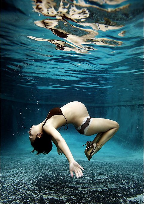 Chụp ảnh dưới nước giúp mẹ bầu có những tư thế uyển chuyển hơn.