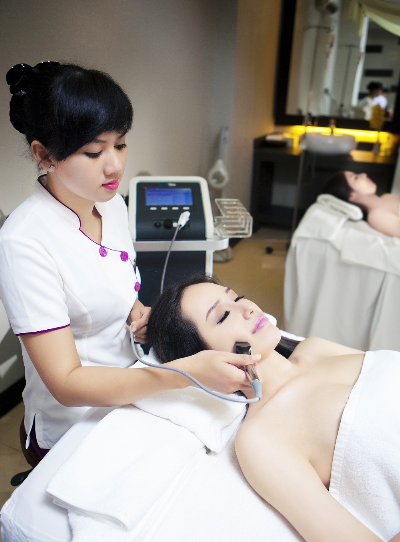 Sau khi đăng quang Hoa hậu Việt Nam 2006, ngoài việc dưỡng trắng toàn thân, Mai Phương Thúy còn thường xuyên tái sinh da mặt bằng một công nghệ Hàn Quốc.