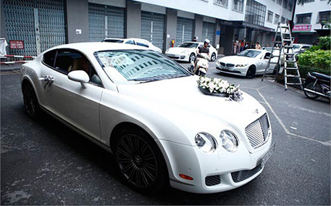 Chiếc Bentley màu trắng sang trọng mà đại gia Tô Văn Đức sử dụng trong lễ đón dâu sáng 14/6 là xe sang anh vẫn đi lại hàng ngày.