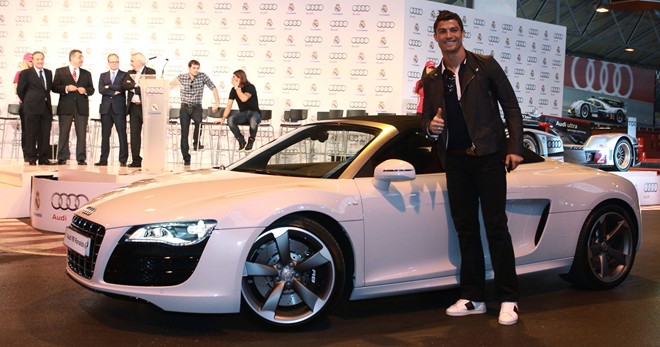 Ronaldo ra mắt chiếc Audi R8 giá 150 nghìn USD.