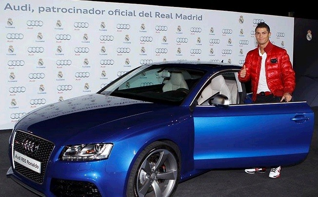 Ronaldo bảnh bao bên chiếc Audi RS5.