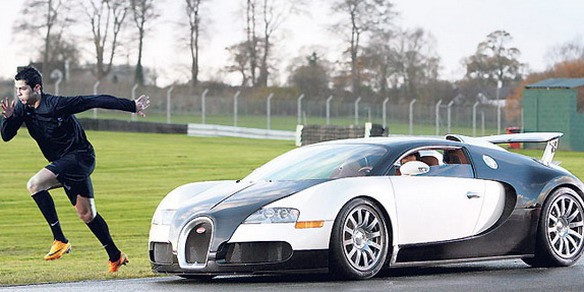 Siêu xe đắt giá nhất trong bộ sưu tập của Ronaldo, Bugatti Veyron, có giá 1,7 triệu USD.