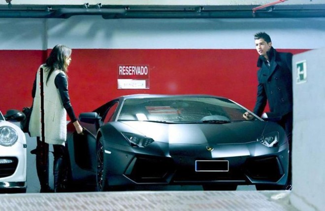 Nhân kỷ niệm lần thứ 27, siêu tiền đạo 29 tuổi bỏ ra 318 nghìn USD để sắm chiếc Lamborghini Aventador LP 700-4.