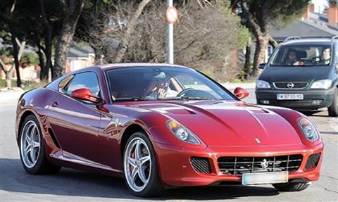 Cũng trong năm 2008, cựu ngôi sao của M.U sắm thêm một chiếc Ferrari khác hiệu 599 GTB Fiorano có giá 310 nghìn bảng.