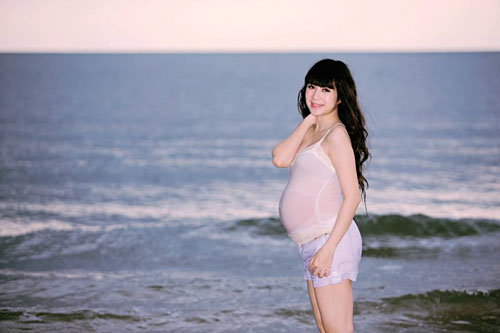 Minh Hà, vợ của Lý Hải rất thích chụp ảnh mỗi khi đi biển dù đang mang bầu. Bức ảnh này được chụp khi Minh Hà đang mang bầu bé thứ hai Cherry.