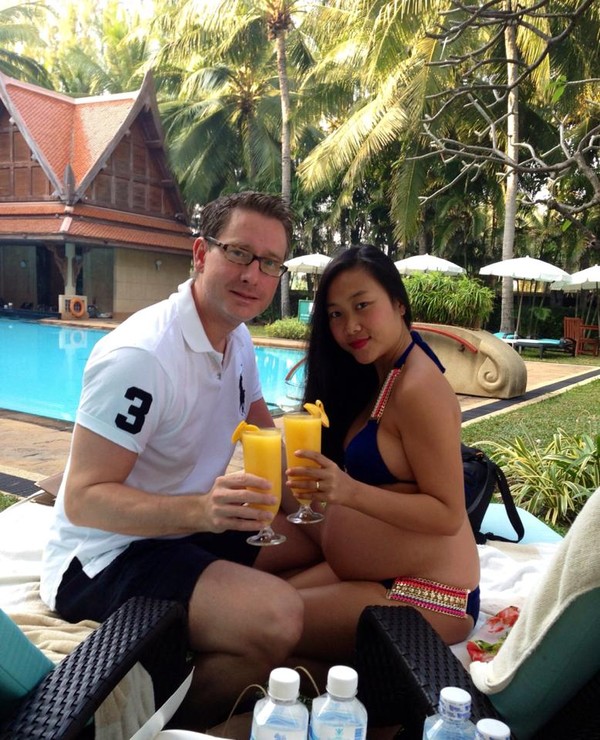 Trong kì nghỉ với chồng mình, nữ ca sĩ Đoan Trang đã tự tin khoe bức ảnh mặc bikini ngồi bên bể bơi cùng chồng. Dù đang mang bầu nhưng Đoan Trang vẫn rất xinh đẹp và gợi cảm.