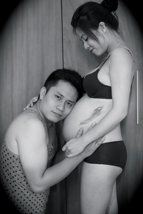 MC Nguyễn Hoàng Linh của chương trình "Chúng tôi là chiến sĩ" cũng vô cùng hạnh phúc khi chụp ảnh bụng bầu cùng người chồng của mình. Vì mang song thai nên niềm vui của nữ MC này lại tăng lên gấp đôi.