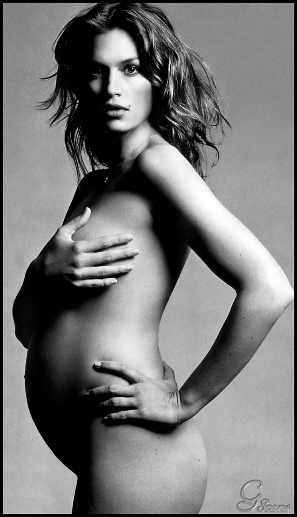 Claudia Schiffer khoe vẻ đẹp quyến rũ và đầy đặn khi mang thai đứa con thứ ba khi sắp bước sang tuổi 40.