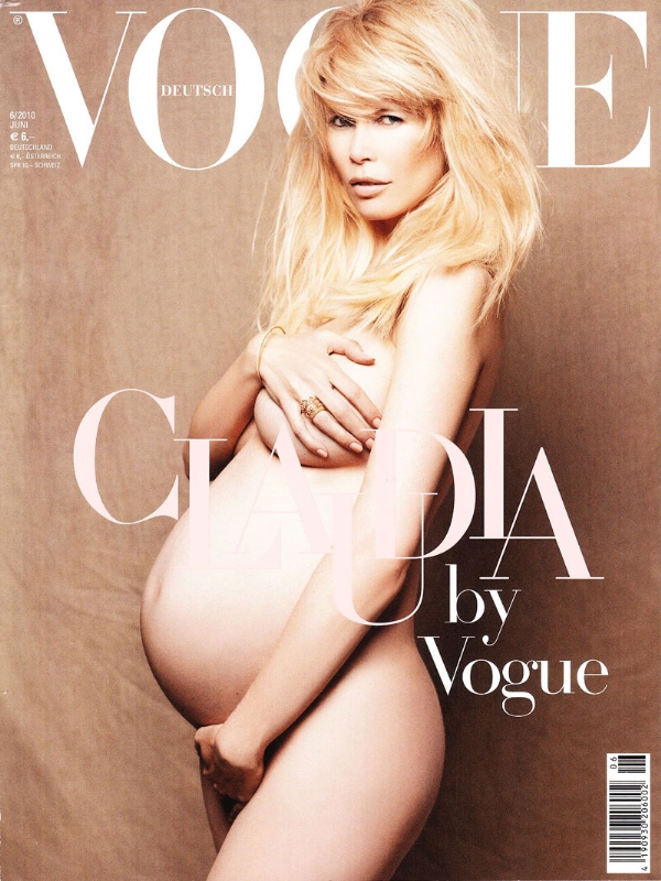 Tháng 4/1999, siêu mẫu Cindy Crawford xuất hiện nude trên tạp chí W khi cô đang mang bầu con trai đầu lòng ở tháng thứ 7.