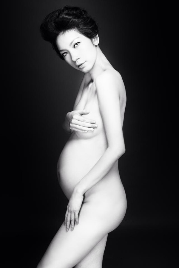 Cựu mẫu Xuân Lan táo bạo khoe ảnh nude khi mang bầu. Bức ảnh của cô nhận được nhiều quan tâm và khen ngợi của mọi người.