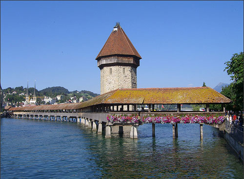 Cầu Chapel dài 204 m, bắc qua con sông Reuss thuộc thành phố Luzerne ở Thụy Sĩ. Đây là cây cầu bọc gỗ cổ xưa nhất châu Âu và là một trong những điểm du lịch hấp dẫn.