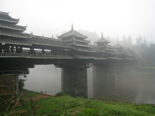 Cầu Chengyang (cây cầu gió và mưa) ở Quảng Tây, Trung Quốc có cấu trúc cầu vô cùng độc đáo với 5 vọng gác và mái che cổ kính.