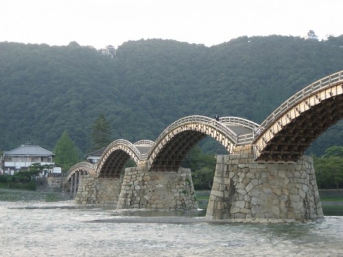 Cầu Kintai được xây dựng vào năm 1967, với thân cầu bằng gỗ và chân cầu được xây bằng đá. Đây là được coi là một trong những kho báu quốc gia của Nhật Bản.