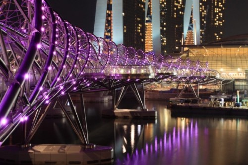 Cầu Helix (Singapore) được xây dựng theo hình vặn xoắn của chuỗi DNA, chính thức hoàn thành vào năm 2010.