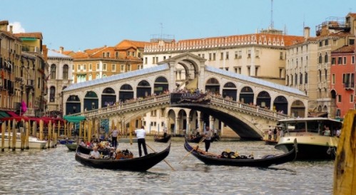 Cầu Rialto là một trong những công trình kiến trúc quan trọng của thành Venice.