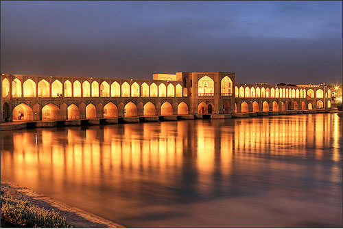 Si-o-se Pol (cây cầu của 33 nhịp cầu) là cây cầu nổi tiếng của thành phố Isfahan ở Iran.