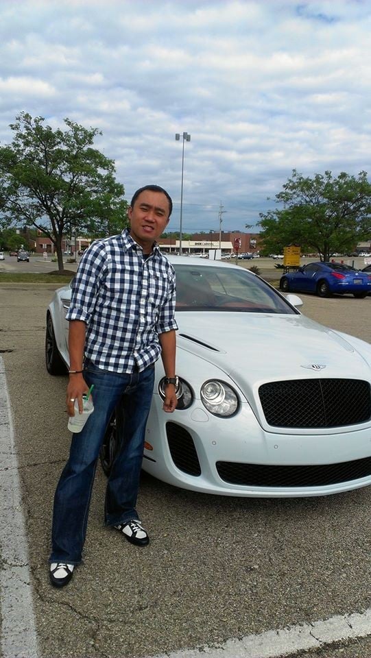 Anh Sang bên chiếc Bentley Continental GT.