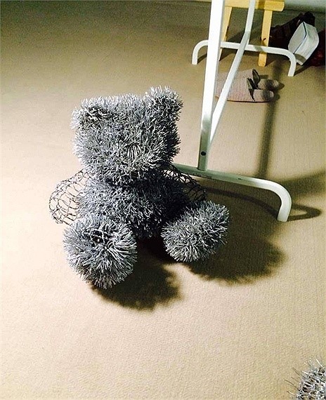 Ngay cả con gấu bông trong căn phòng triển lãm cũng được làm từ thép.