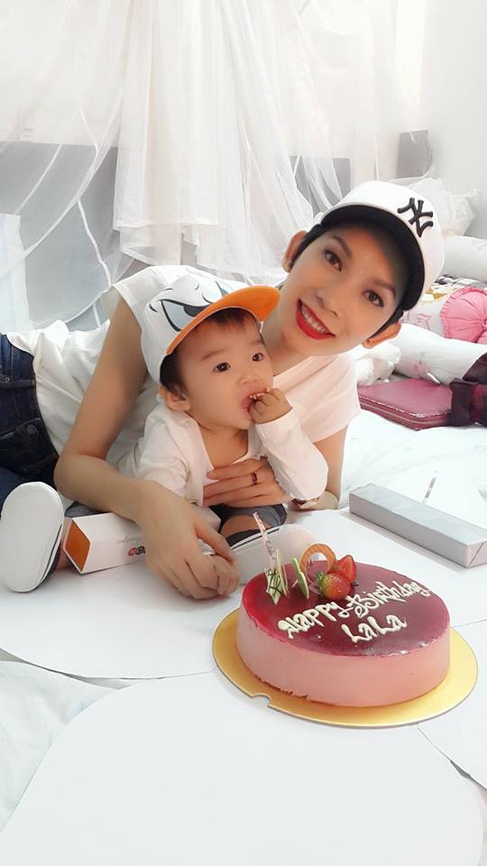 Xuân Lan và con gái xinh xắn bên chiếc bánh chúc mừng sinh nhật cô.