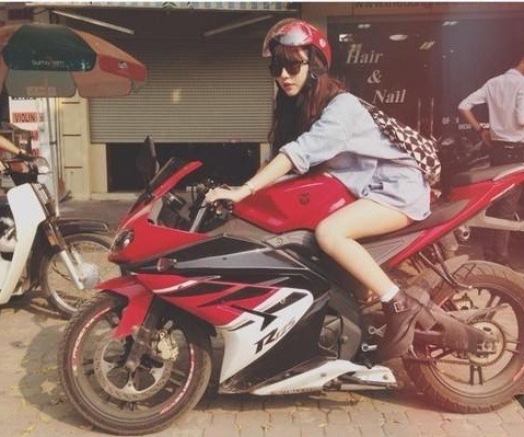 Hot girl Quỳnh Anh Shyn cũng tạo dáng với xe khủng. Với mốt không quần, cô nàng vừa khỏe khoắn, vừa gợi cảm.