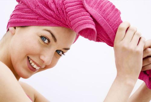 Ra ngoài gió khi tóc chưa khô.Nghiên cứu cho biết, tóc chịu tác hại của tia UV sẽ nghiêm trọng hơn gấp đôi so với da mặt. Tia UV sẽ có thể làm mỏng lớp biểu bì tóc, gây bong tróc da đầu, thậm chí còn làm gãy tóc, chẻ tóc.