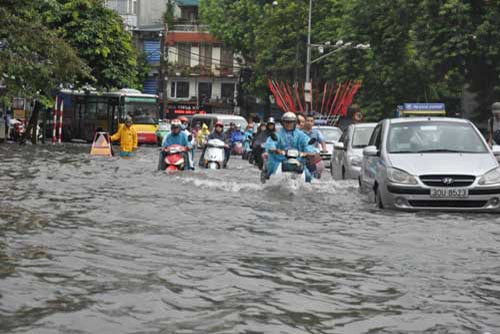 Nhiều các tuyến phố Hà Nội ngập sâu trong nước.