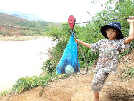 Không chỉ người dân ở Đắk Lắk, trăm người dân ở xã Đăk Nông, huyện Ngọc Hồi (Kon Tum) cũng phải đu dây cáp vượt sông Pô Kô.