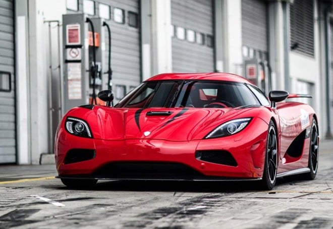 Koenigsegg Agera R có thể tăng tốc từ 0-100 km/h trong 2,9 giây, trước khi đạt tốc độ tối đa 440 km/h. Hộp số ly hợp kép 7 cấp. Giá cho chiếc phiên bản tiêu chuẩn là 2,4 triệu USD.