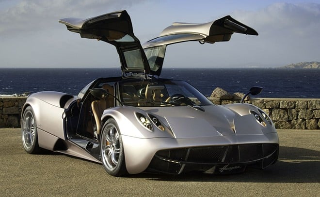 Pagani Huayra được trang bị động cơ V12 Biturbo 6.0 lít có công suất tối đa 730 mã lực và momen xoắn cực đại 1.000 Nm đi cùng hộp số 7 cấp. Nó có thể đạt tốc độ tối đa 368 km/h. Tại thị trường Mỹ, nó được bán với giá 1,4 triệu USD.