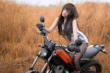 Hot girl Huyền Anh cho ra đời những shoot hình nóng bỏng nhất bên xế khủng.